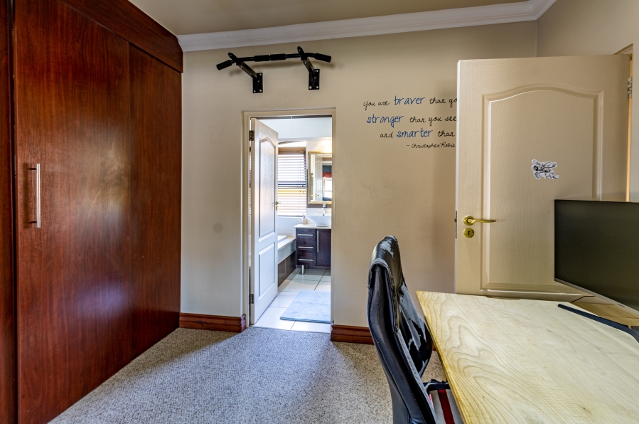 To Let 4 Bedroom Property for Rent in Silver Lakes Golf Estate Gauteng
