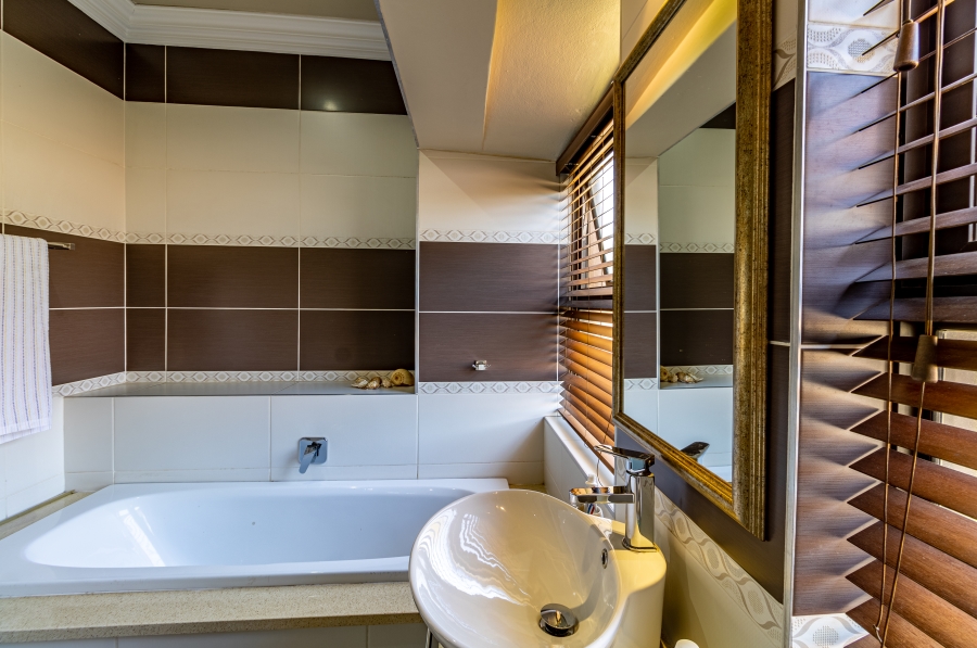 To Let 4 Bedroom Property for Rent in Silver Lakes Golf Estate Gauteng
