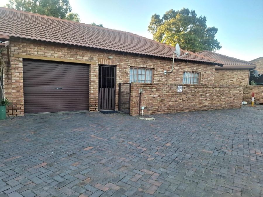 2 Bedroom Property for Sale in Robinpark Gauteng