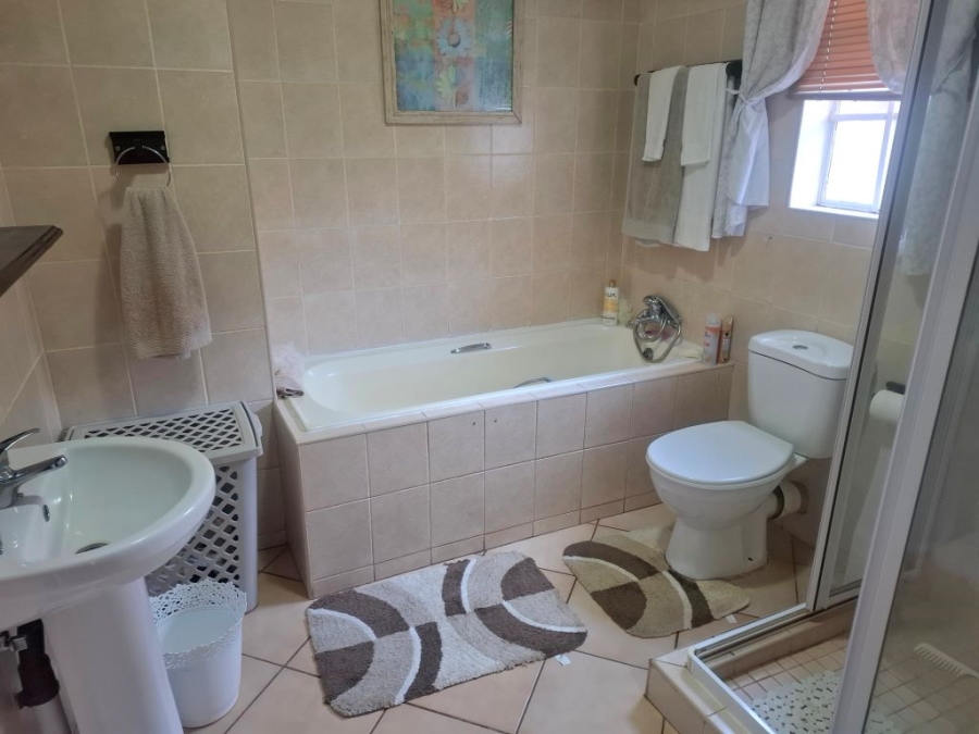 2 Bedroom Property for Sale in Robinpark Gauteng