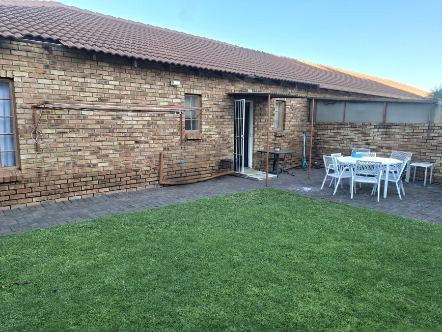 2 Bedroom Property for Sale in Robinpark Gauteng