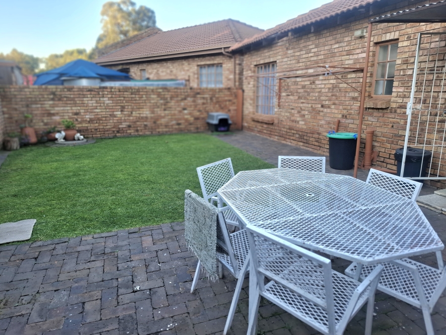2 Bedroom Property for Sale in Robinpark Gauteng