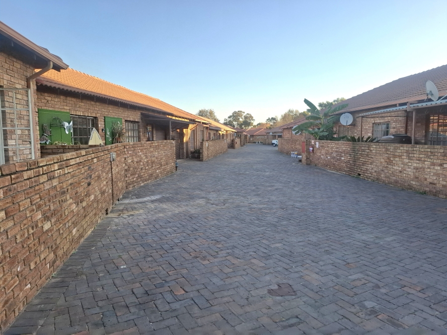 2 Bedroom Property for Sale in Robinpark Gauteng