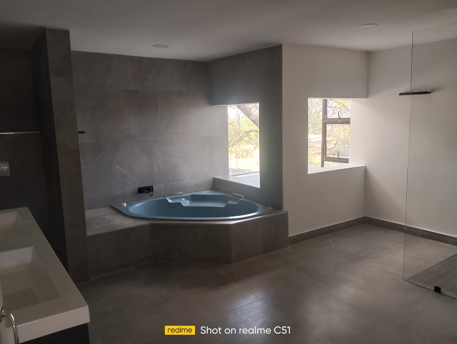 6 Bedroom Property for Sale in Sonneveld Gauteng