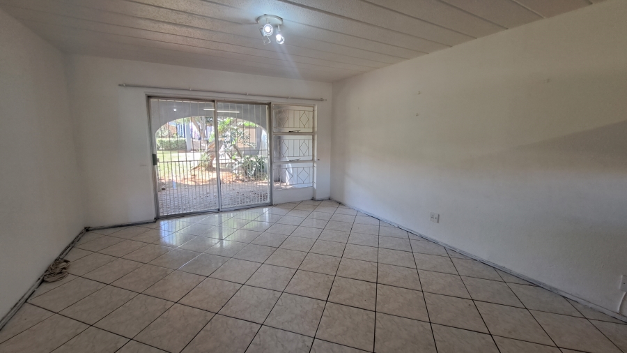 To Let 2 Bedroom Property for Rent in Florida Lake Gauteng