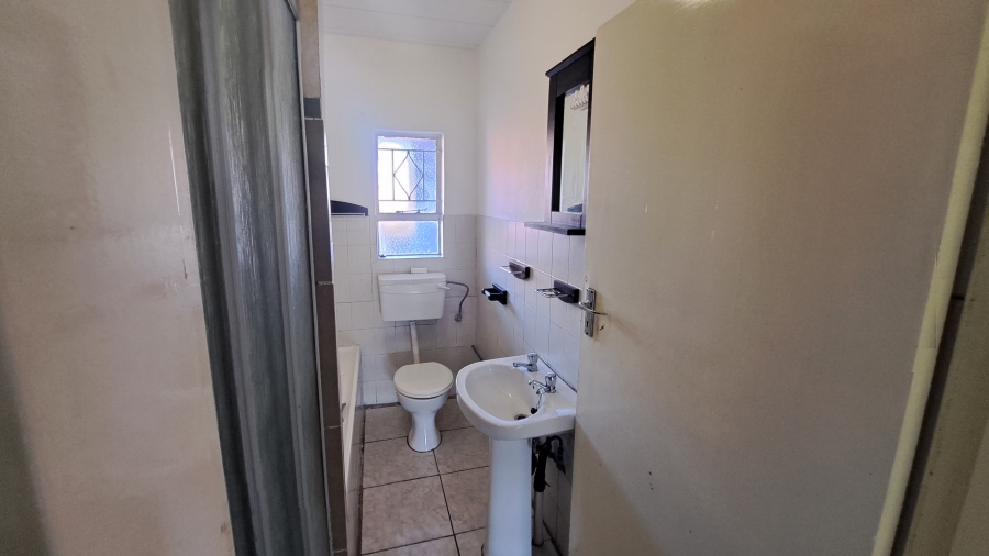 To Let 2 Bedroom Property for Rent in Florida Lake Gauteng