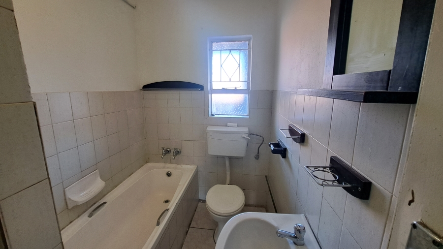 To Let 2 Bedroom Property for Rent in Florida Lake Gauteng