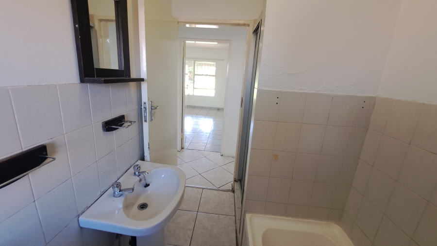 To Let 2 Bedroom Property for Rent in Florida Lake Gauteng