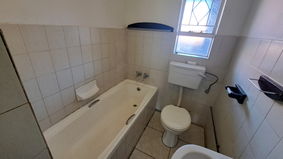 To Let 2 Bedroom Property for Rent in Florida Lake Gauteng