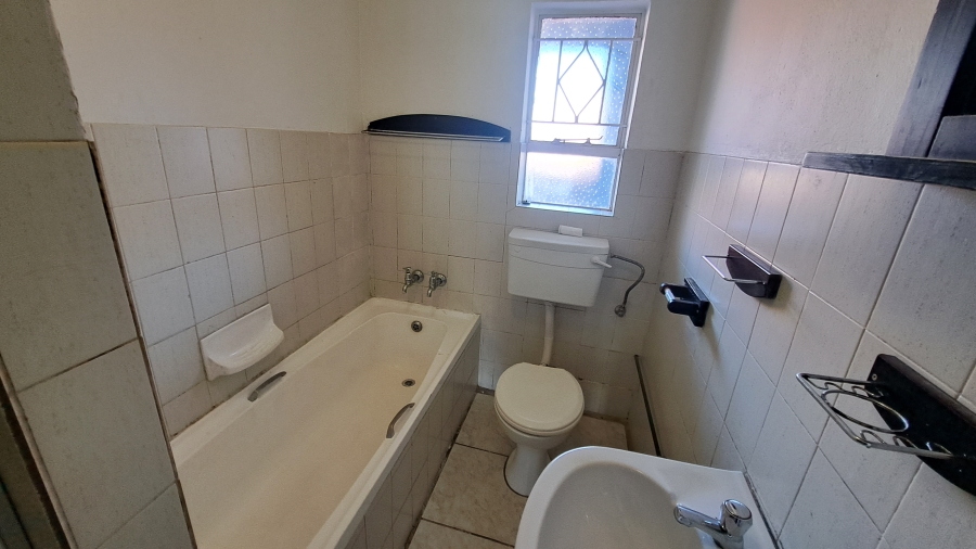 To Let 2 Bedroom Property for Rent in Florida Lake Gauteng