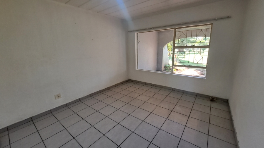 To Let 2 Bedroom Property for Rent in Florida Lake Gauteng