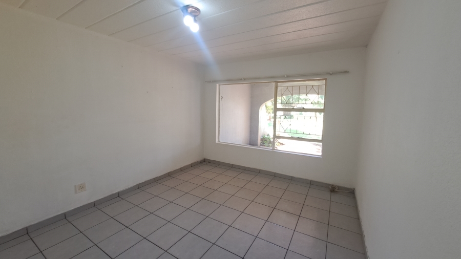 To Let 2 Bedroom Property for Rent in Florida Lake Gauteng