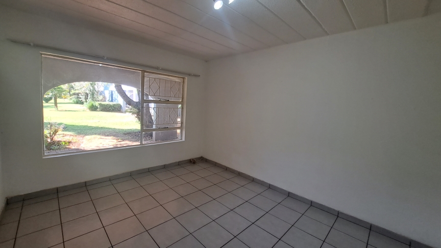 To Let 2 Bedroom Property for Rent in Florida Lake Gauteng