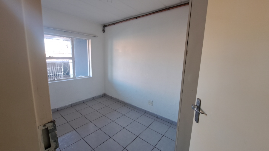 To Let 2 Bedroom Property for Rent in Florida Lake Gauteng