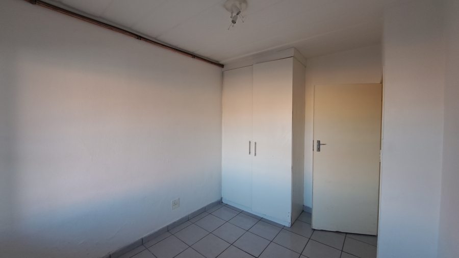 To Let 2 Bedroom Property for Rent in Florida Lake Gauteng