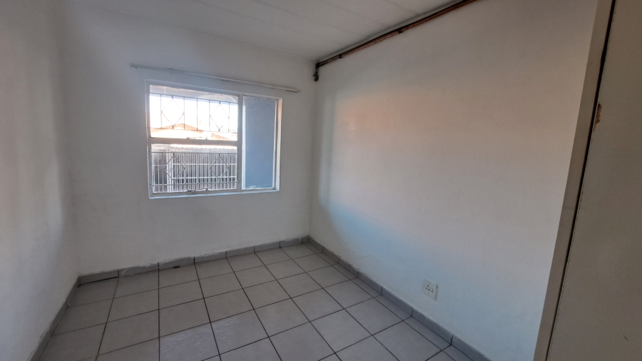 To Let 2 Bedroom Property for Rent in Florida Lake Gauteng