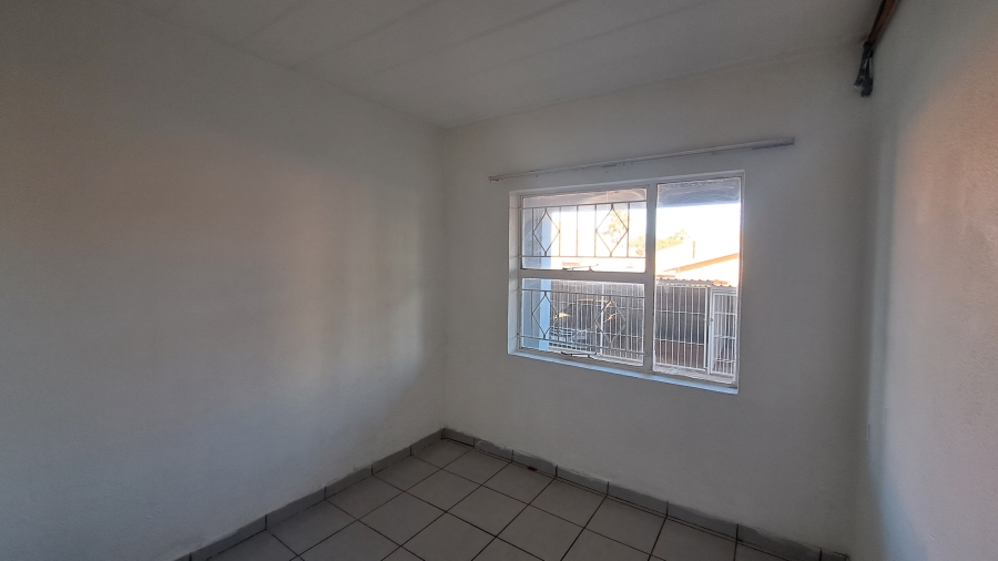 To Let 2 Bedroom Property for Rent in Florida Lake Gauteng