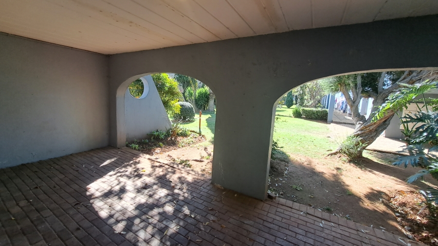 To Let 2 Bedroom Property for Rent in Florida Lake Gauteng