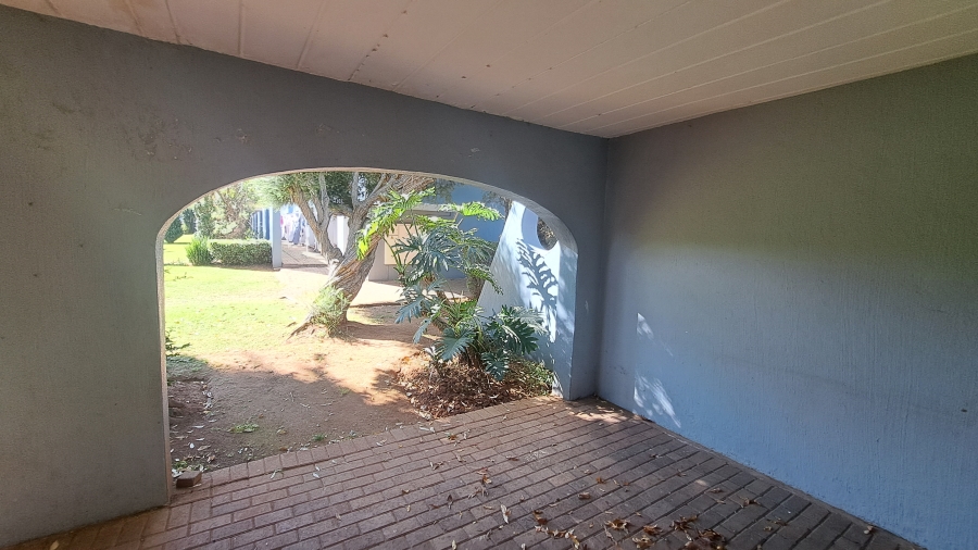 To Let 2 Bedroom Property for Rent in Florida Lake Gauteng