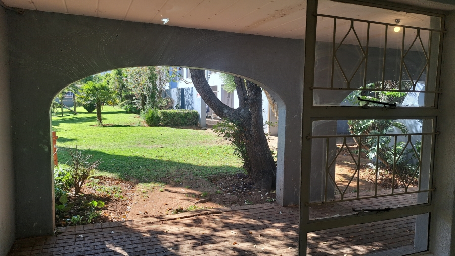 To Let 2 Bedroom Property for Rent in Florida Lake Gauteng
