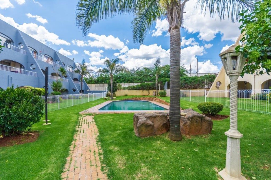 To Let 2 Bedroom Property for Rent in Florida Lake Gauteng