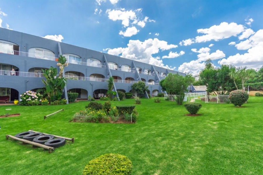 To Let 2 Bedroom Property for Rent in Florida Lake Gauteng