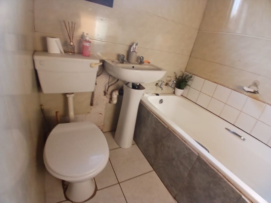 2 Bedroom Property for Sale in Roodekop Gauteng