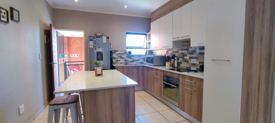 2 Bedroom Property for Sale in Die Hoewes Gauteng