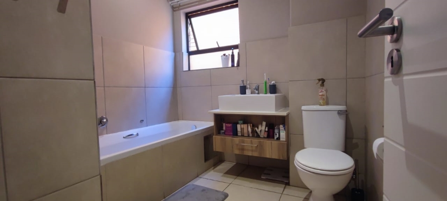 2 Bedroom Property for Sale in Die Hoewes Gauteng
