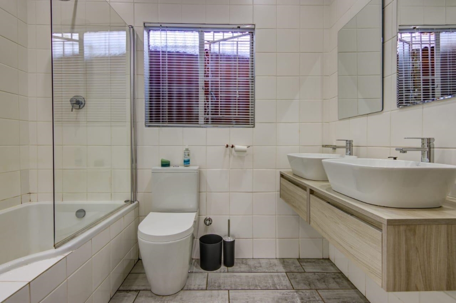 3 Bedroom Property for Sale in Birchleigh North Gauteng