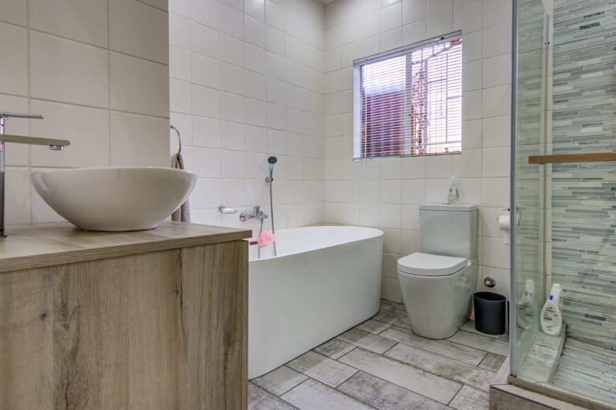 3 Bedroom Property for Sale in Birchleigh North Gauteng