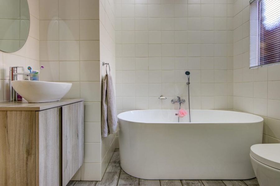 3 Bedroom Property for Sale in Birchleigh North Gauteng