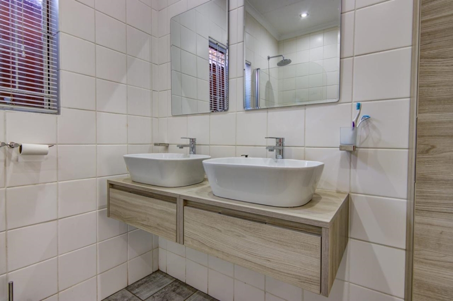 3 Bedroom Property for Sale in Birchleigh North Gauteng