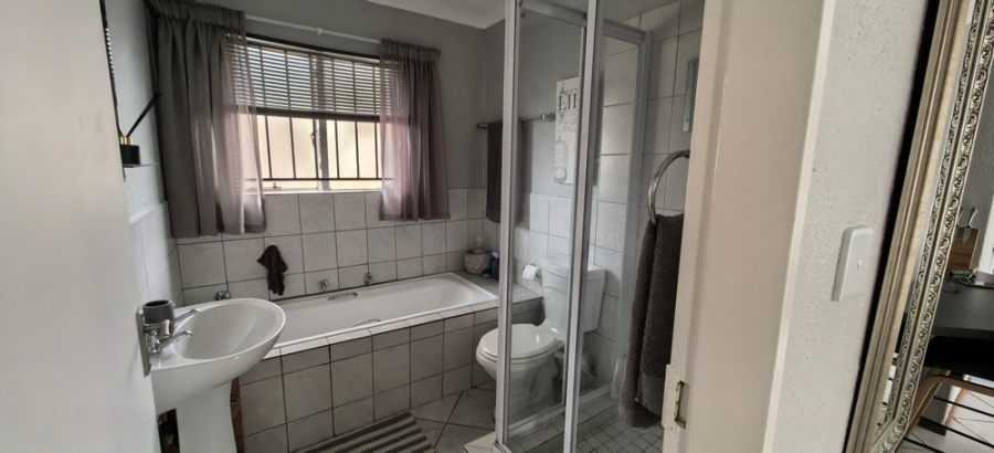2 Bedroom Property for Sale in Willowbrook Gauteng