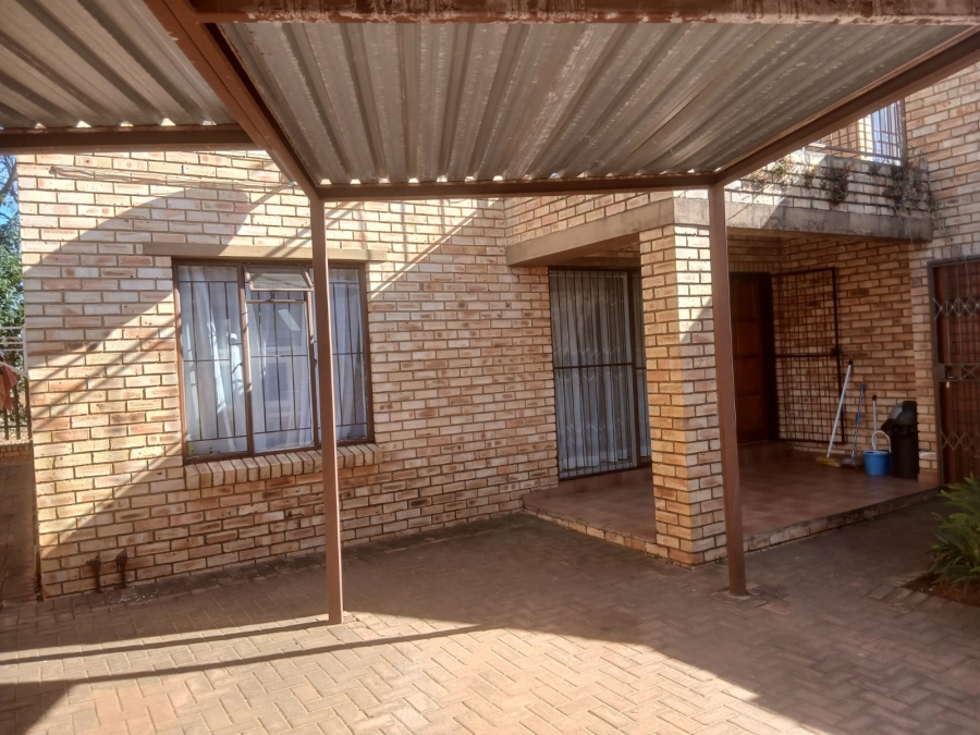 2 Bedroom Property for Sale in Helikonpark Gauteng