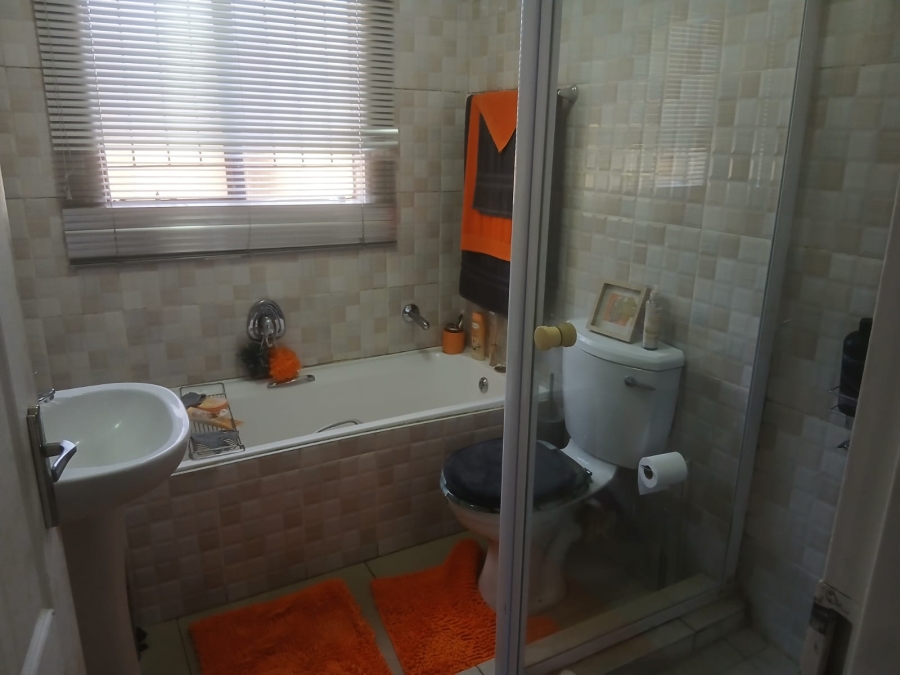 2 Bedroom Property for Sale in Helikonpark Gauteng