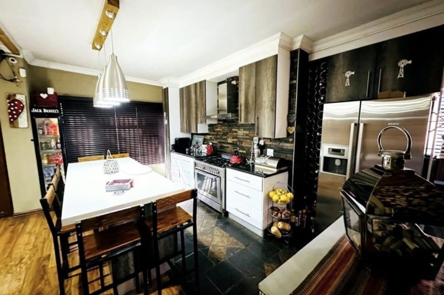 4 Bedroom Property for Sale in Annlin Gauteng