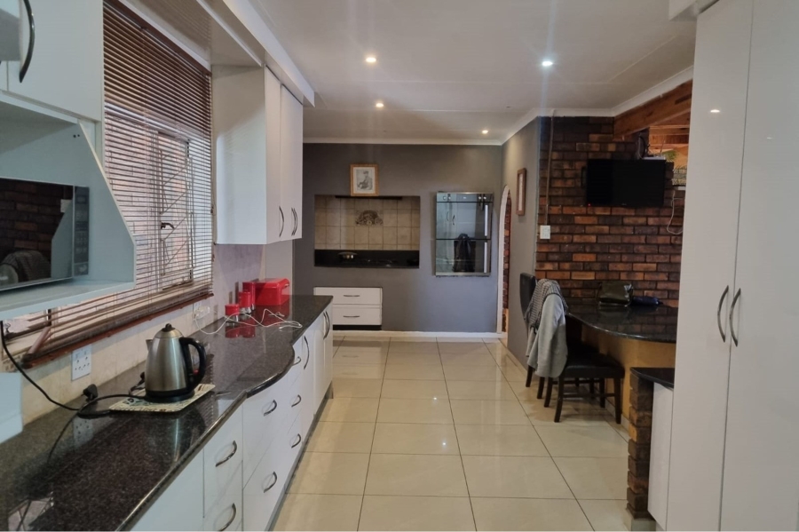 4 Bedroom Property for Sale in Petersfield Gauteng
