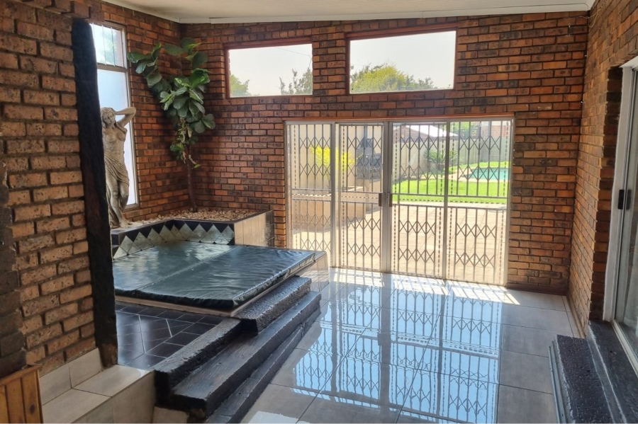 4 Bedroom Property for Sale in Petersfield Gauteng