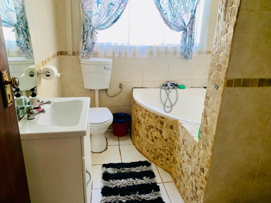 4 Bedroom Property for Sale in Rensburg Gauteng