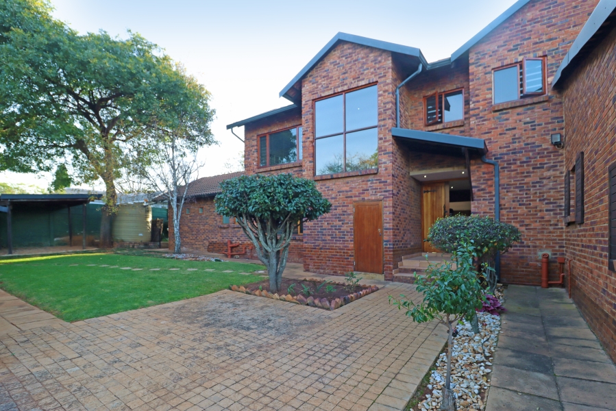 To Let 4 Bedroom Property for Rent in Linden Gauteng