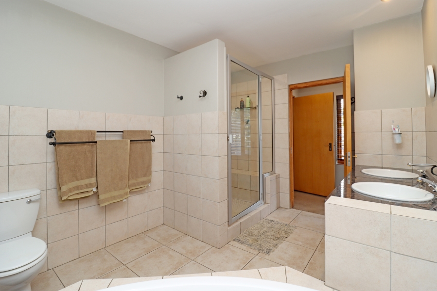 To Let 4 Bedroom Property for Rent in Linden Gauteng