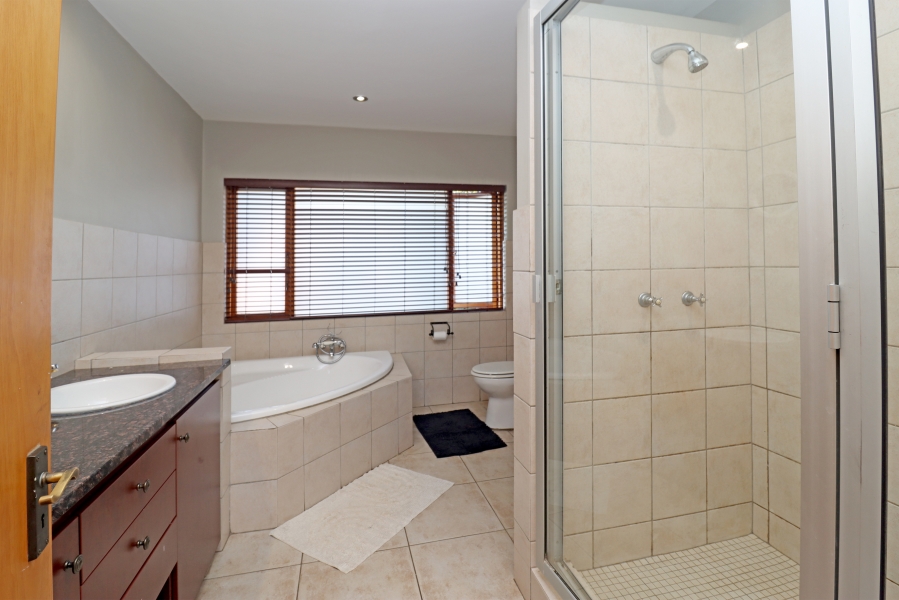 To Let 4 Bedroom Property for Rent in Linden Gauteng