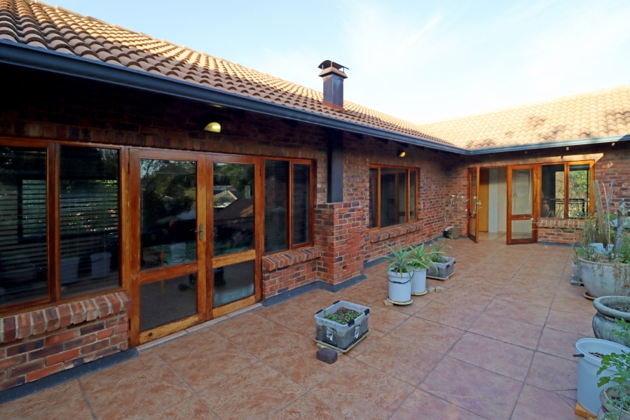 To Let 4 Bedroom Property for Rent in Linden Gauteng