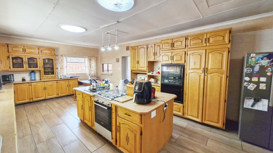 5 Bedroom Property for Sale in Florauna Gauteng