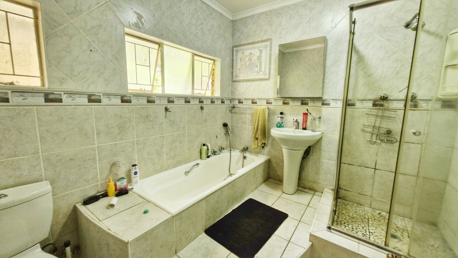 5 Bedroom Property for Sale in Florauna Gauteng