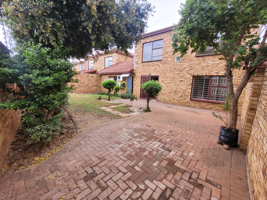 To Let 4 Bedroom Property for Rent in Wilgeheuwel Gauteng