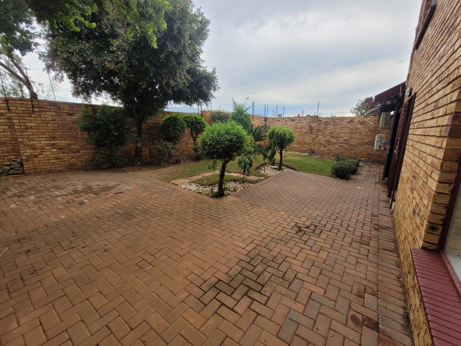 To Let 4 Bedroom Property for Rent in Wilgeheuwel Gauteng