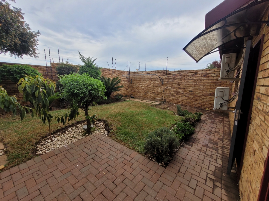To Let 4 Bedroom Property for Rent in Wilgeheuwel Gauteng