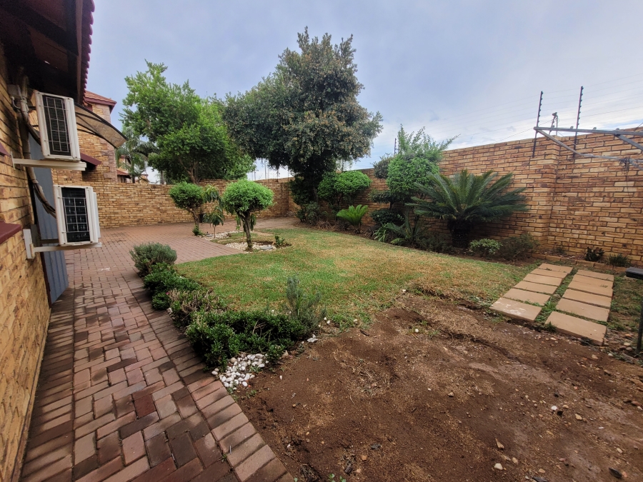 To Let 4 Bedroom Property for Rent in Wilgeheuwel Gauteng